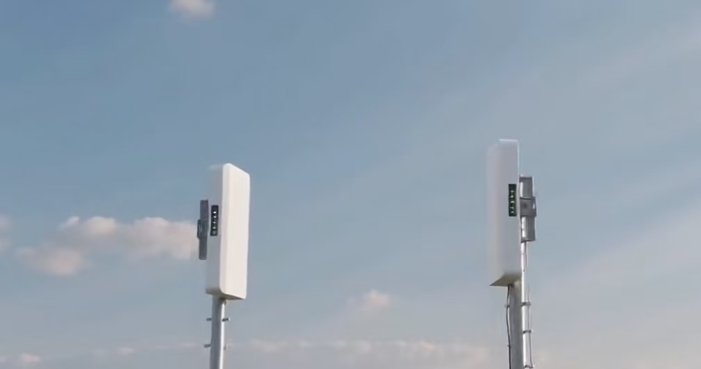 Latest company case about 3.2km Point‑to‑Point Wireless Bridge Connect Two Factory Buildings for Network & Surveillance Transmission
